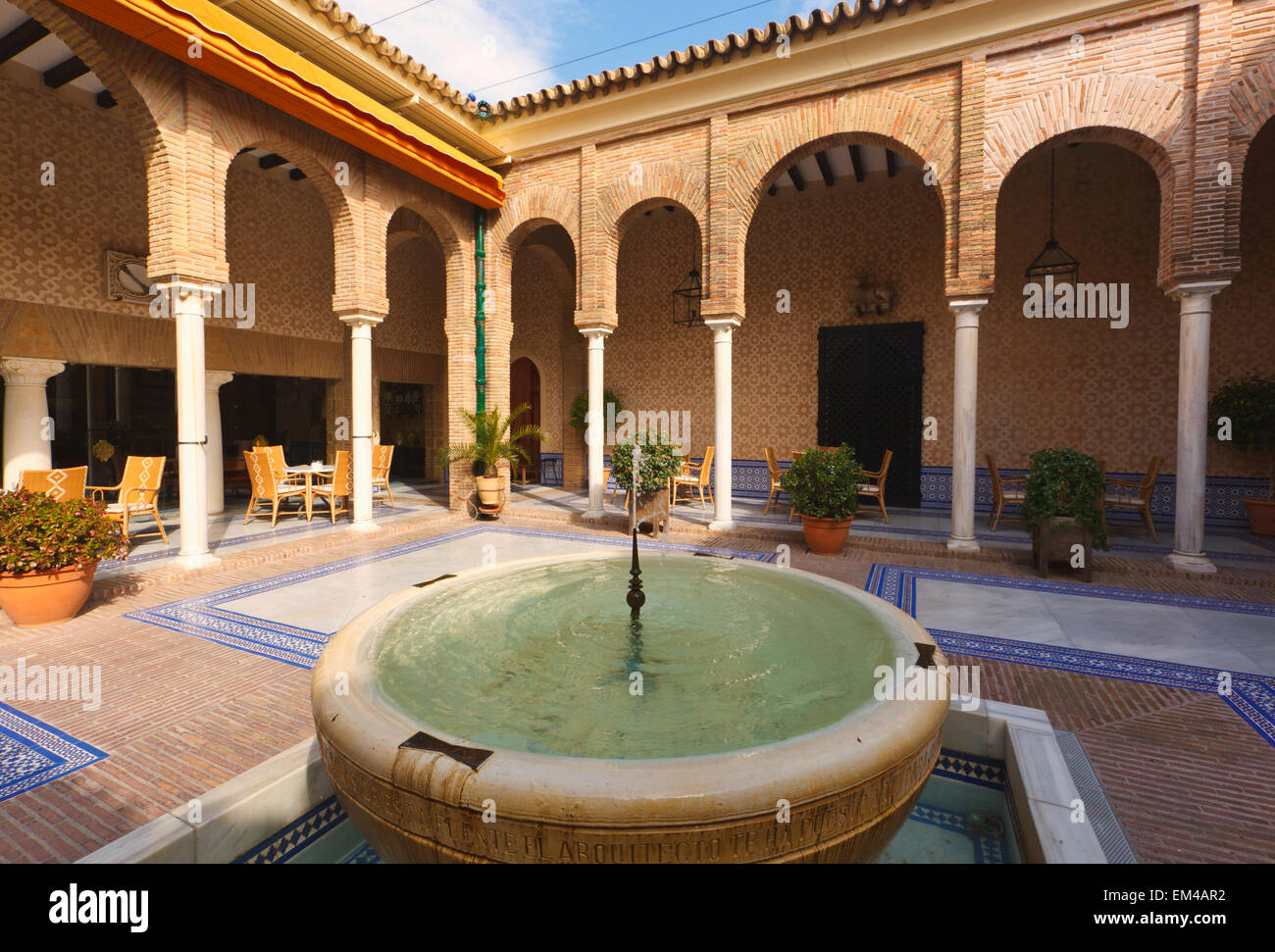 Patio interno del Parador Alcazar Del Rey Don Pedro; Carmona Provincia di Siviglia Spagna Foto Stock