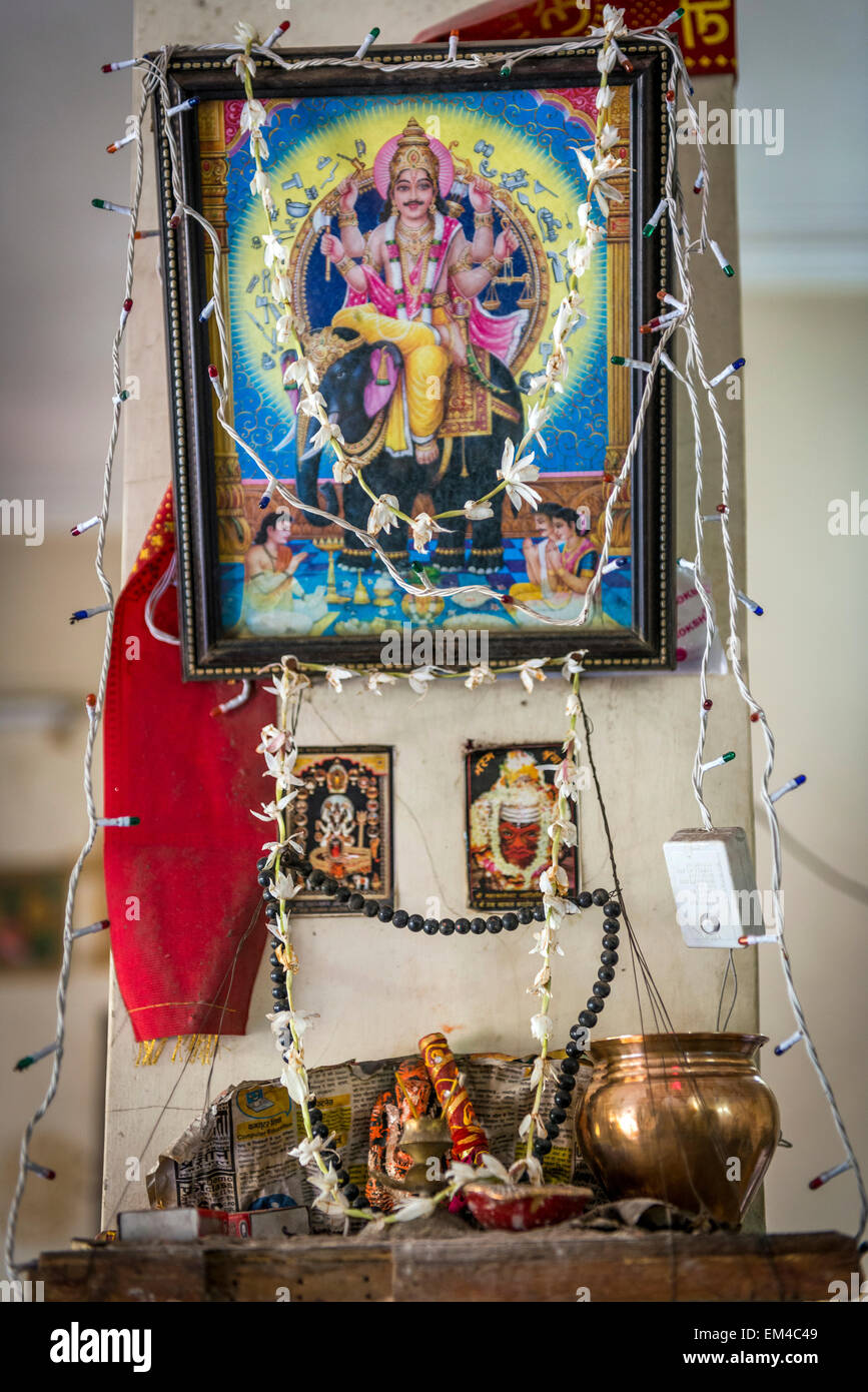 Piccolo Santuario indù in una gioielleria workshop a Jaipur, Rajasthan, India Foto Stock Piccolo Santuario indù in una gioielleria workshop a Jaipur, Rajasthan, India Foto Stock