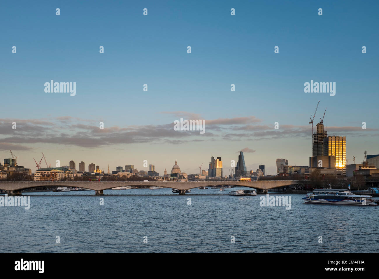 London skyline con St Pauls Catedral, il Cheesegrater e il ponte di Waterloo, Regno Unito Foto Stock