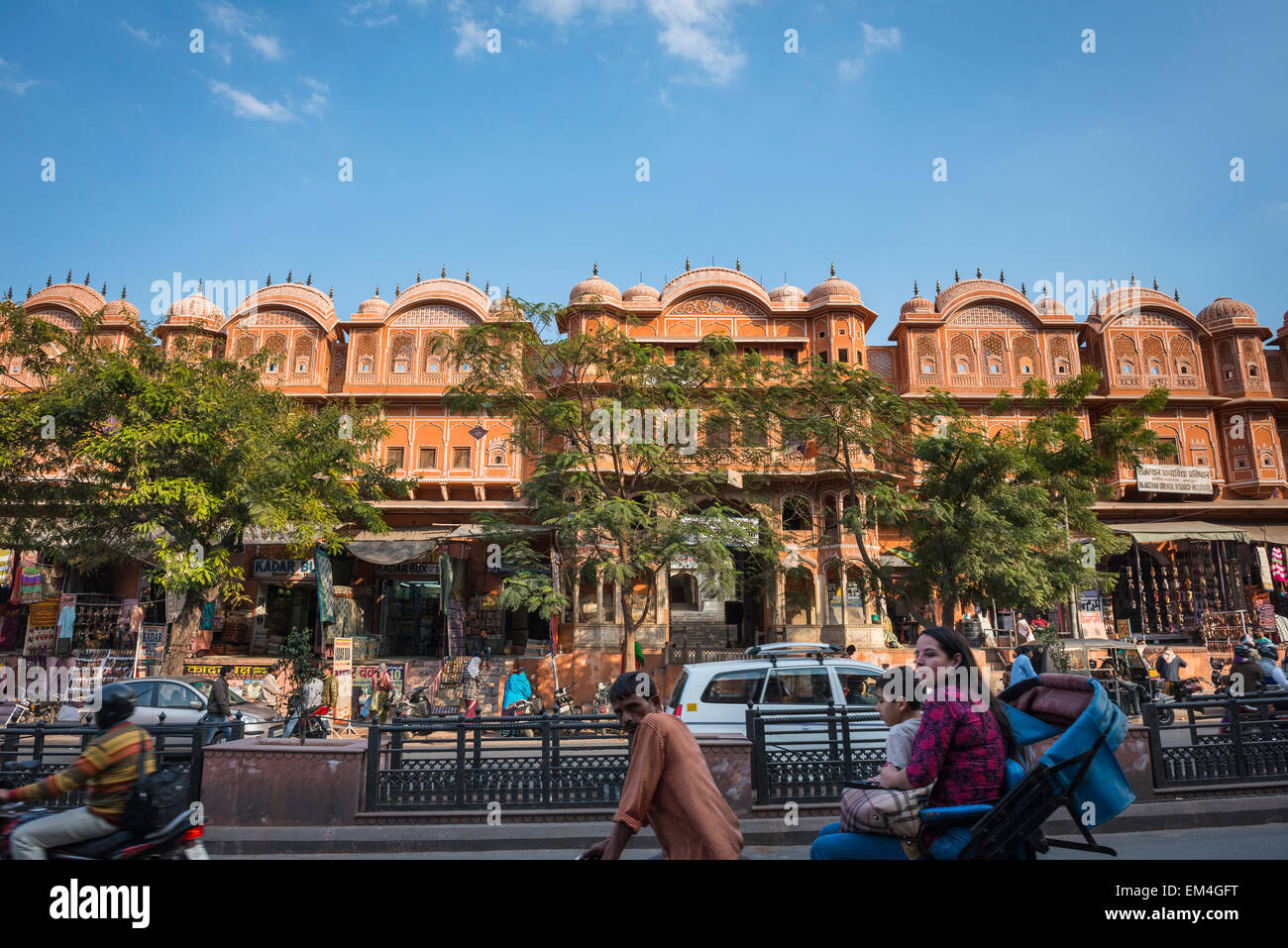 Una trafficata strada di negozi e fornitori di Jaipur, Rajasthan, India Foto Stock