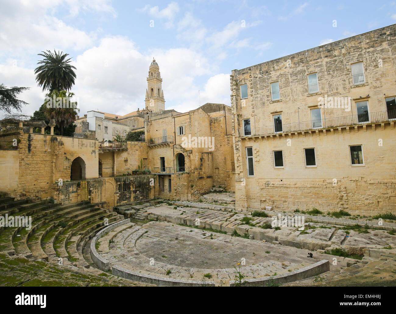 Teatro romano e la torre del Duomo di Lecce, una città storica in Puglia, Italia Meridionale Foto Stock
