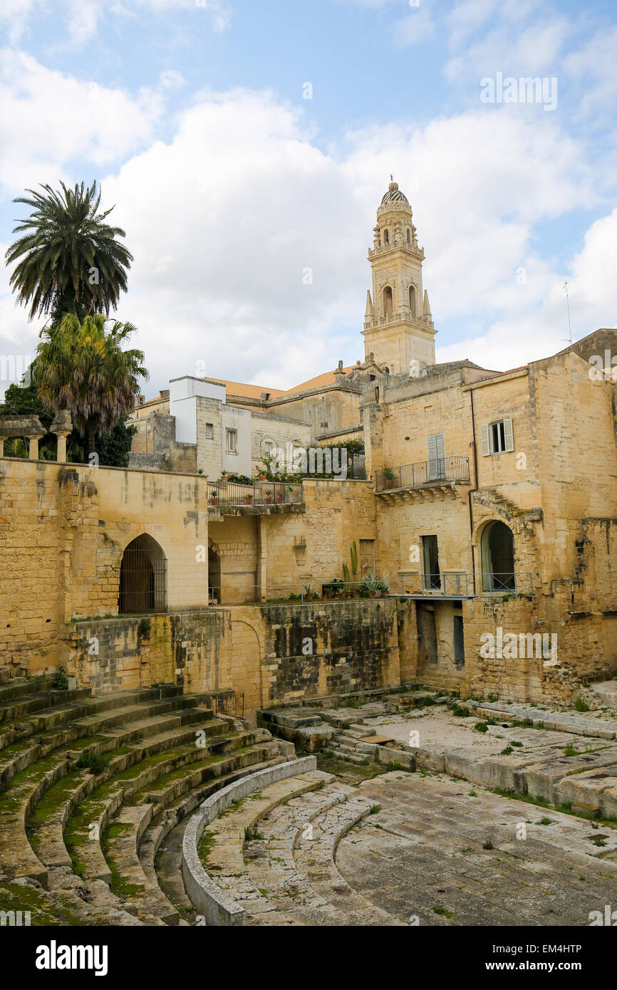 Teatro romano e la torre del Duomo di Lecce, una città storica in Puglia, Italia Meridionale Foto Stock