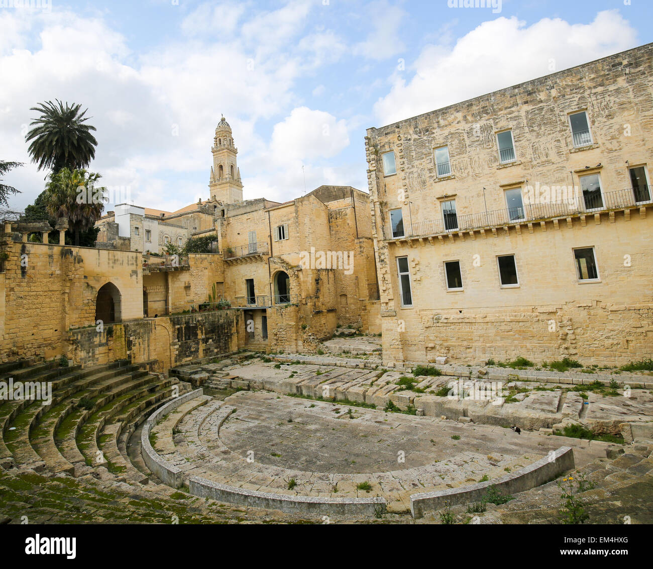 Teatro romano e la torre del Duomo di Lecce, una città storica in Puglia, Italia Meridionale Foto Stock