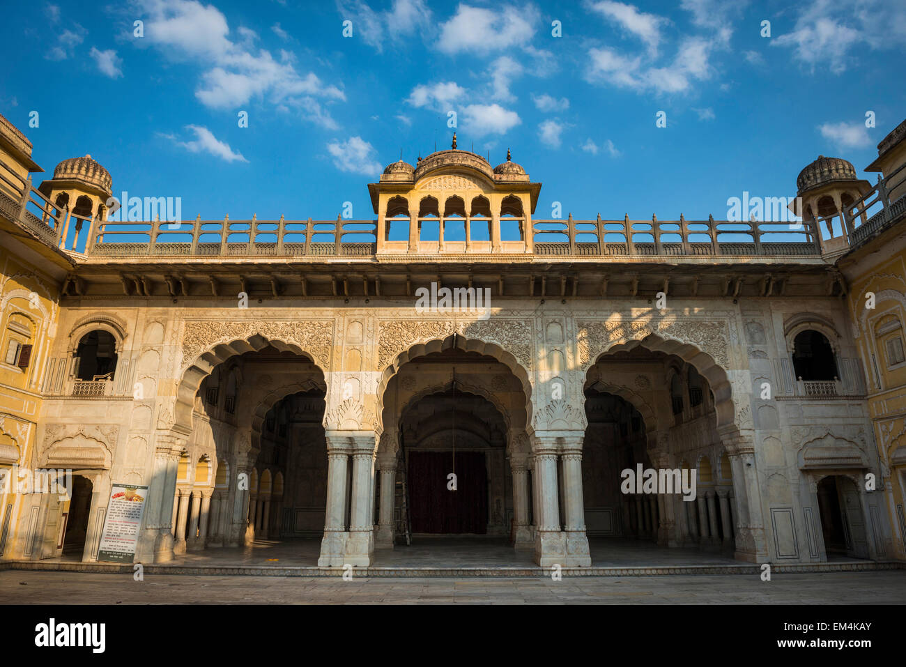 Tempio indù vicino al centro della città di Jaipur, Rajasthan, India Foto Stock