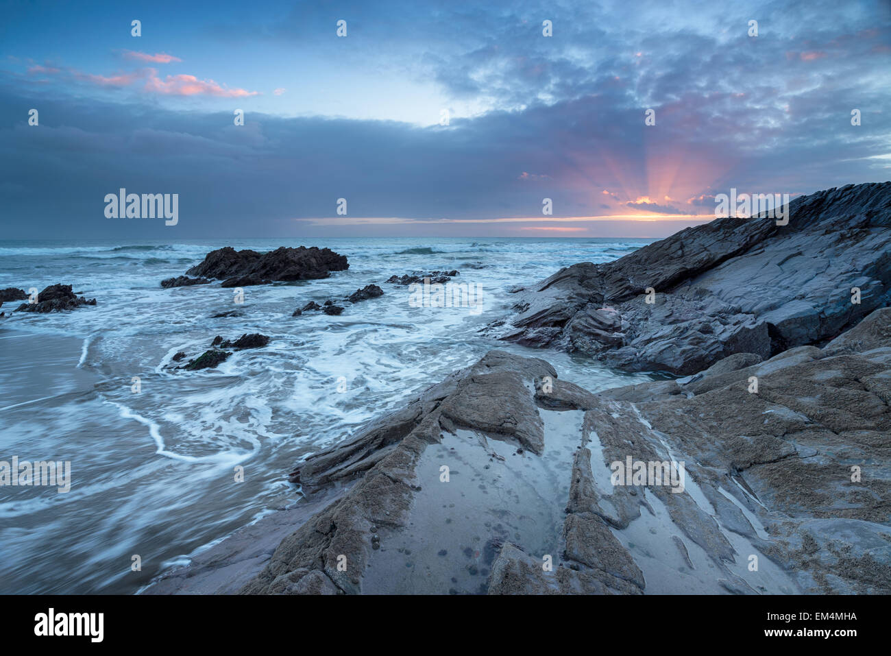 Drammatico tramonto sulla spiaggia di Whitsand Bay sulla costa della Cornovaglia Foto Stock