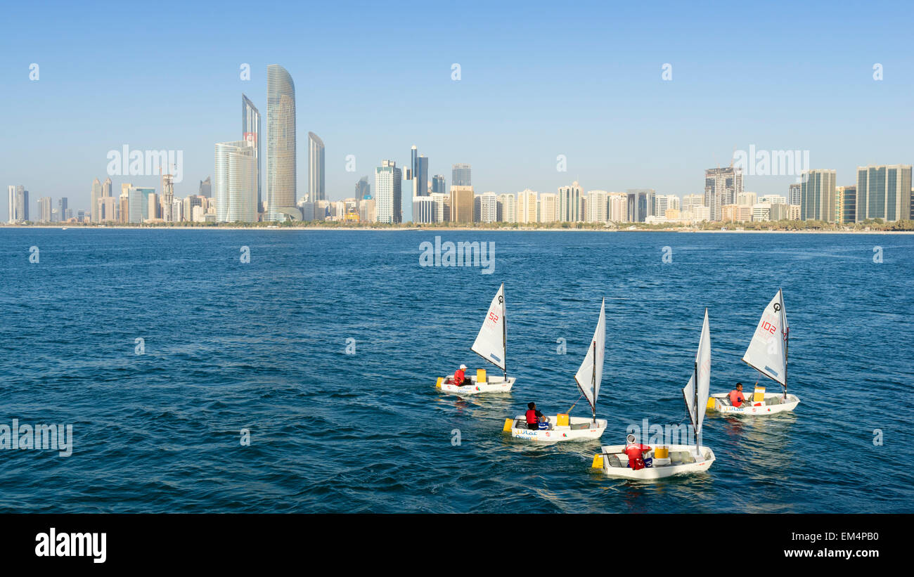 Il giorno dello skyline e barche a vela in Abu Dhabi negli Emirati Arabi Uniti Foto Stock