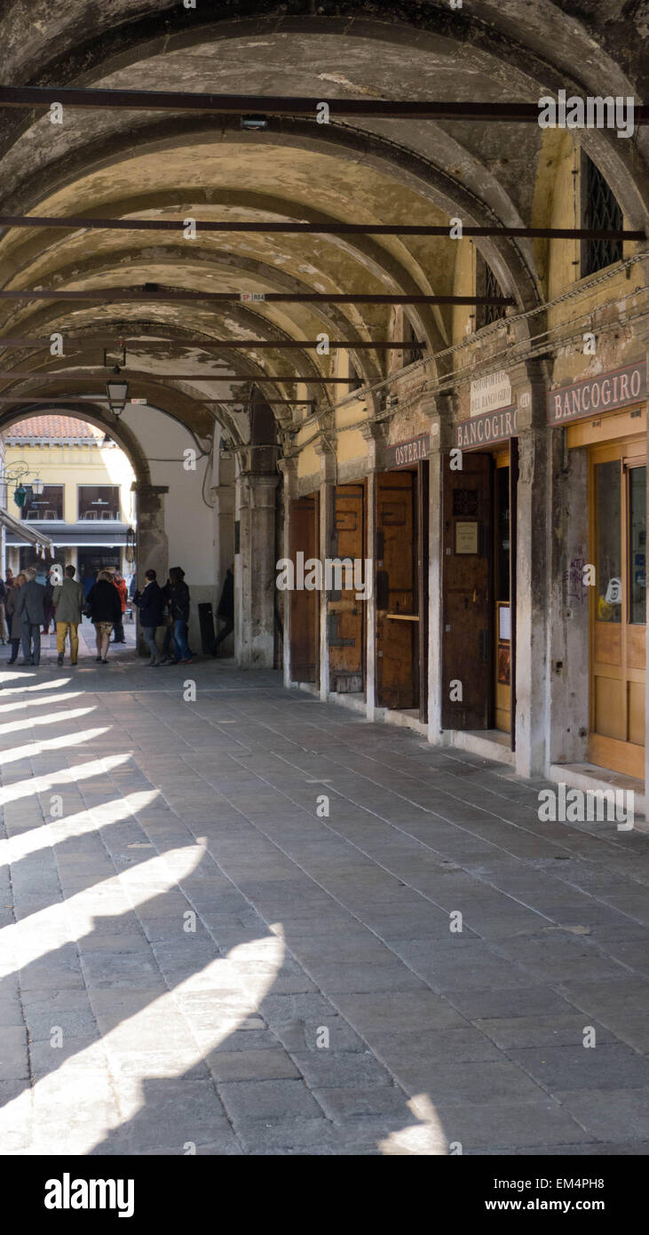 Il mercato di Rialto arcade a Venezia. Tradizionale luogo di mercato Foto Stock