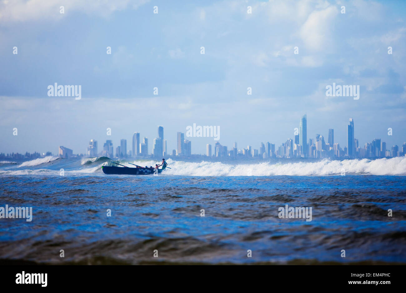 Remare una barca in una grande onda Surfer's Paradise, Gold Coast di Queensland in Australia Foto Stock