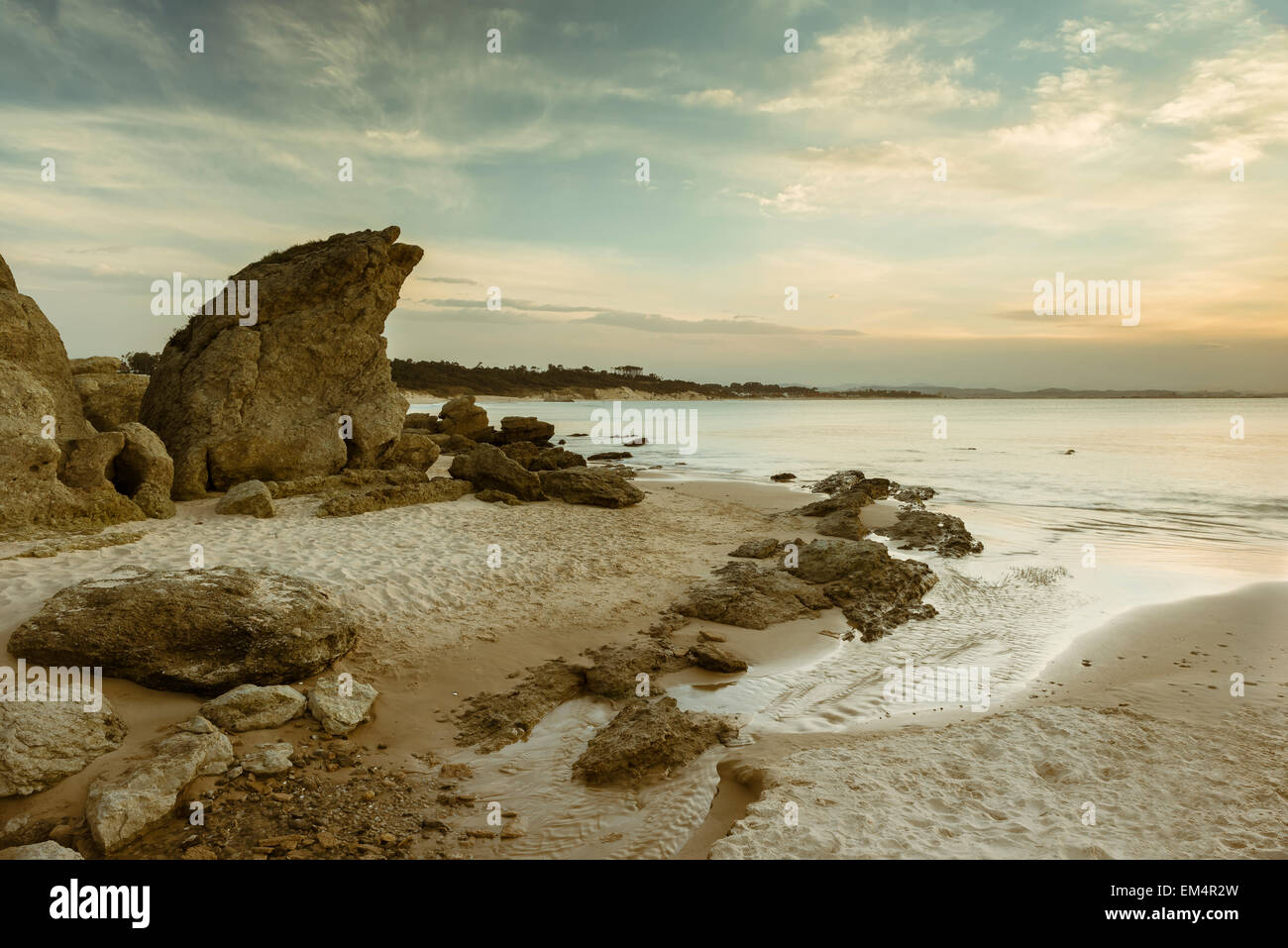 Tramonto su una spiaggia deserta con rocce in Loredo Cantabria, SPAGNA Foto Stock