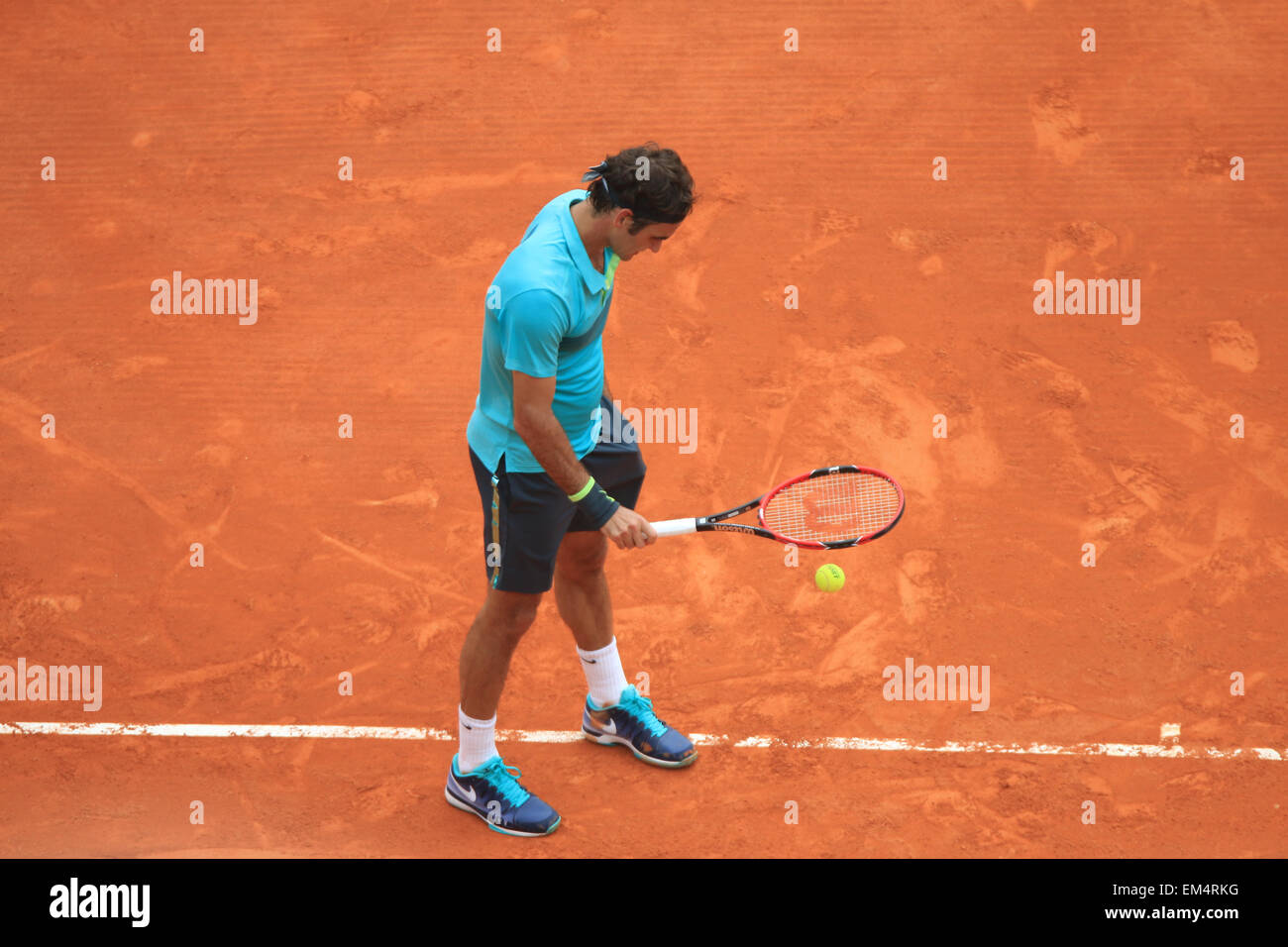 Monte Carlo, Monaco. 16 Aprile, 2015. Roger Federer in azione contro Gael Monfils, tennis ATP Montecarlo Rolex Masters ha suonato presso il Monte Carlo Country Club di Monaco. © Credit: Jimmy Whhittee/Alamy Live News Foto Stock