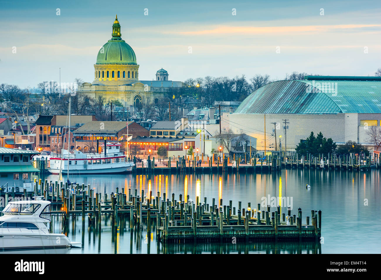 Annapolis, Maryland, Stati Uniti d'America lo skyline della città a Chesapeake Bay con l'Accademia Navale degli Stati Uniti a cupola della cappella. Foto Stock