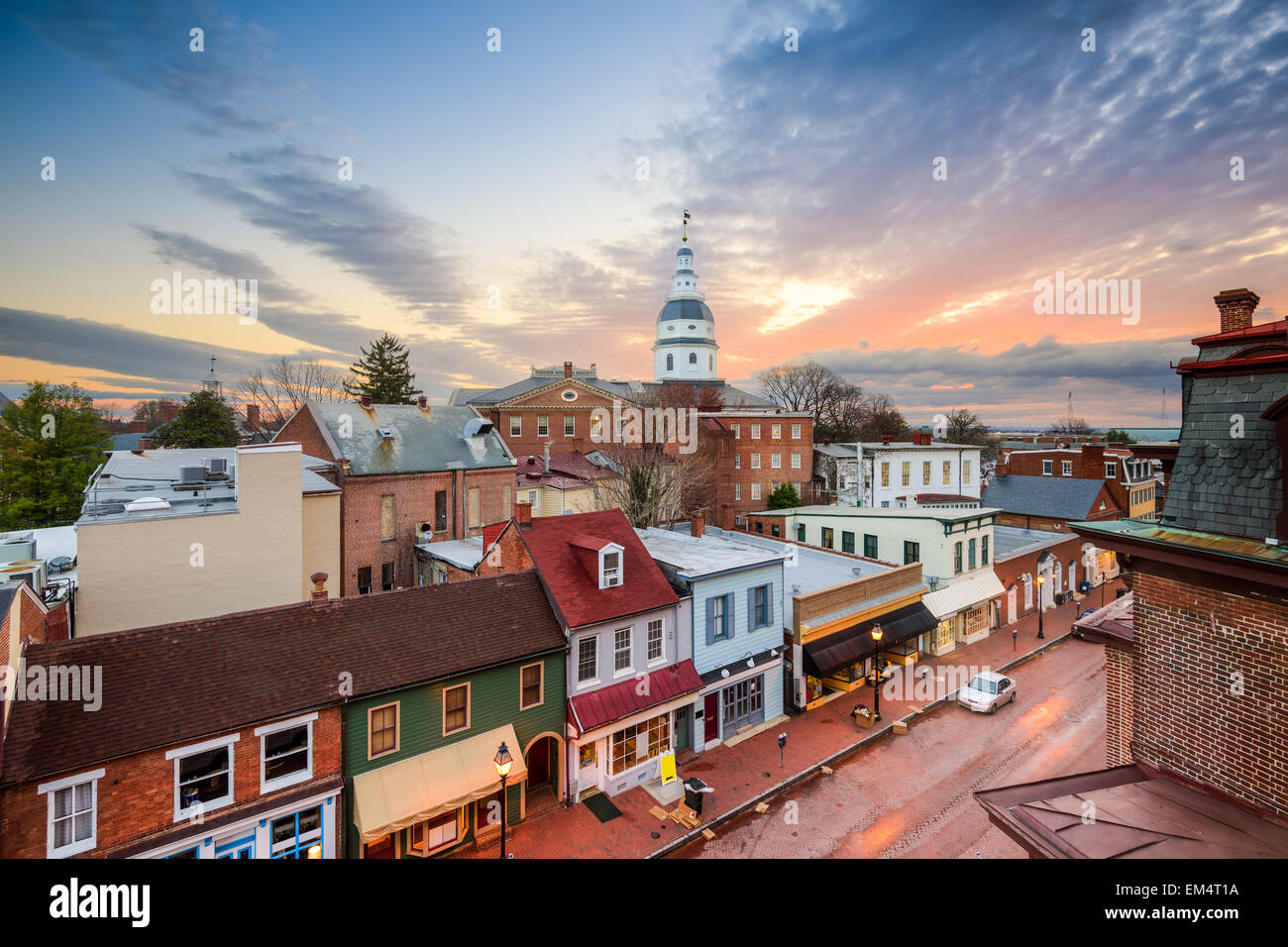 Annapolis, Maryland, Stati Uniti d'America centro di vista sulla strada principale con la casa di stato. Foto Stock