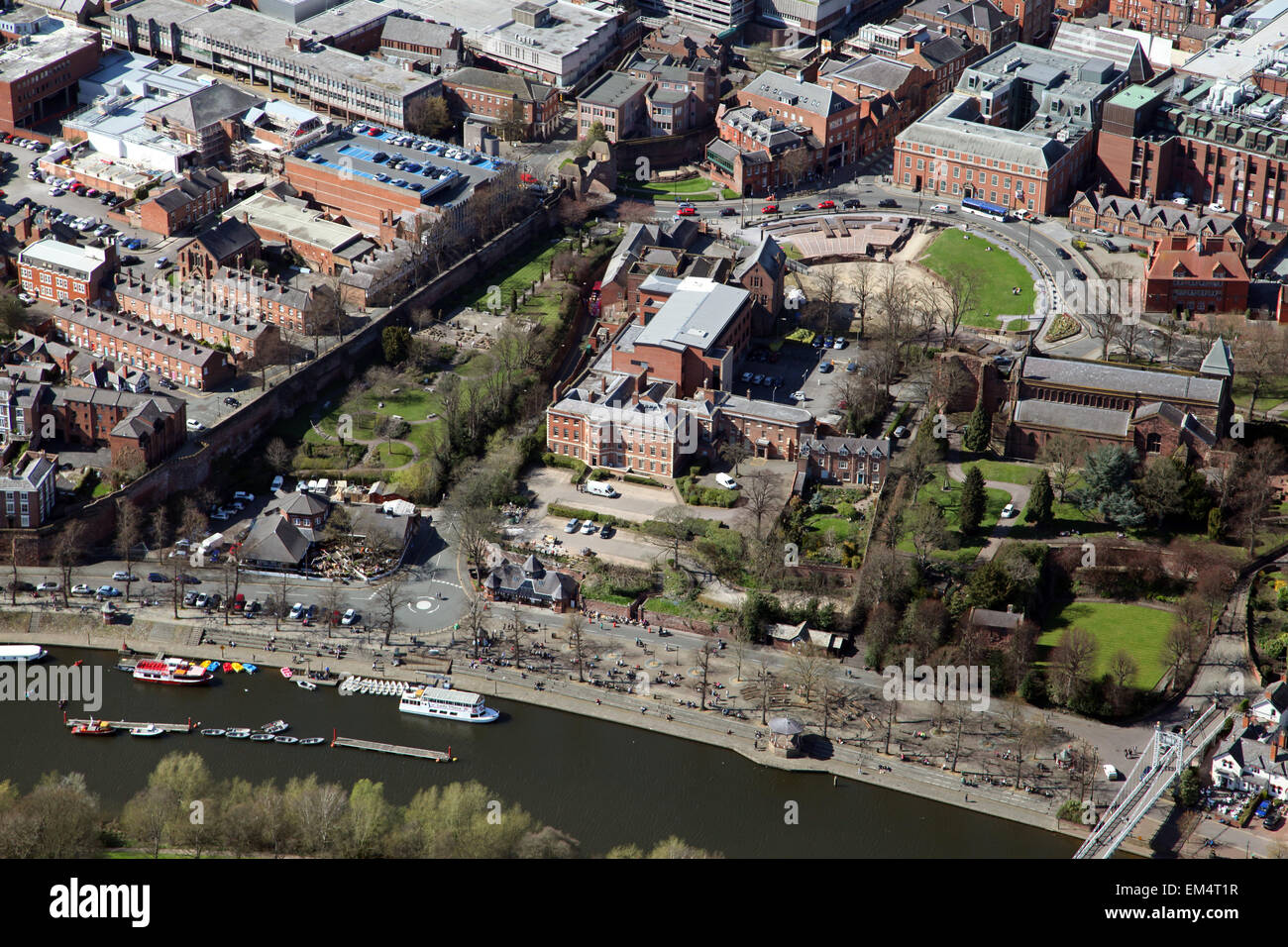 Vista aerea del Grosvenor Park di Chester guardando attraverso il fiume Dee verso il Palazzo Vecchio e Anfiteatro Romano Foto Stock