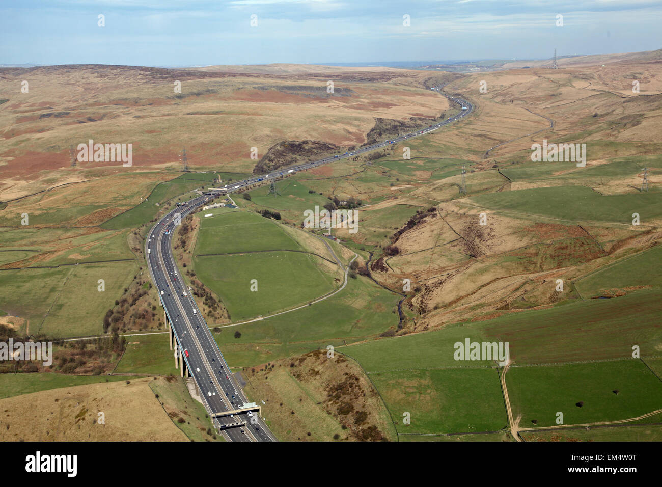 Vista aerea dell'autostrada M62 come si taglia attraverso il Pennines da Lancashire, Regno Unito Foto Stock