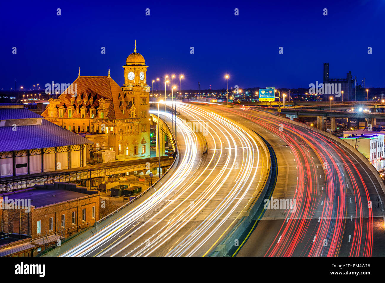 Richmond, Virginia, Stati Uniti d'America alla storica Main Street Station e la Interstate 95. Foto Stock