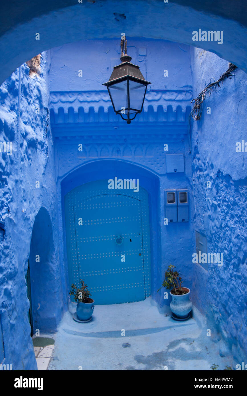 Tradizionale casa blu con porta blu nella Medina di Chefchaouen (Chaouen), Rif Mountains,Marocco,Africa Foto Stock