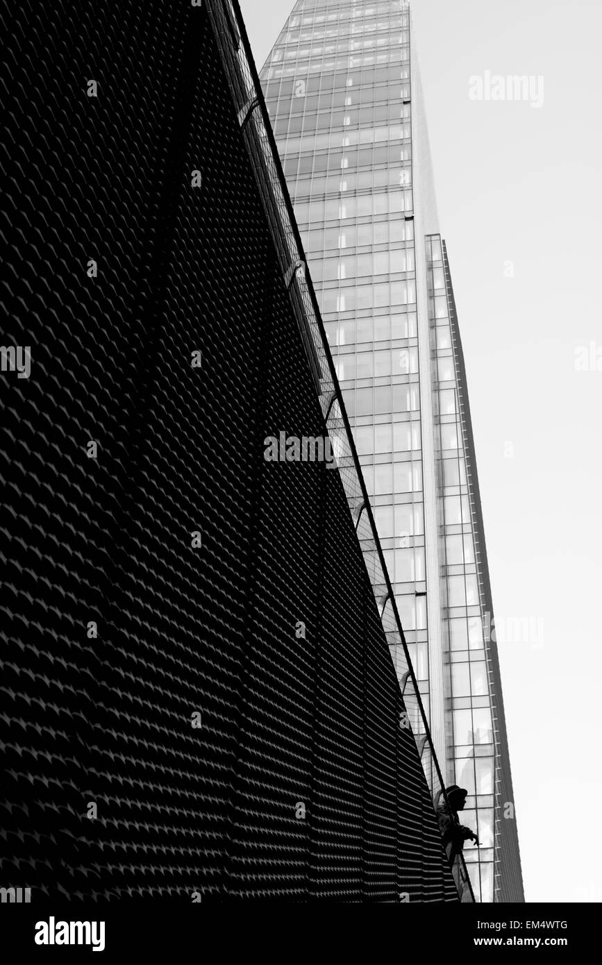 Persona che guarda fuori dalla ringhiera di un grattacielo Foto Stock