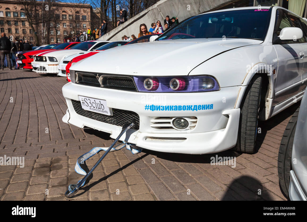 San Pietroburgo, Russia - 11 Aprile 2015: Bianco Mitsubishi Galant berlina auto parcheggiate sorge sulla strada di città Foto Stock