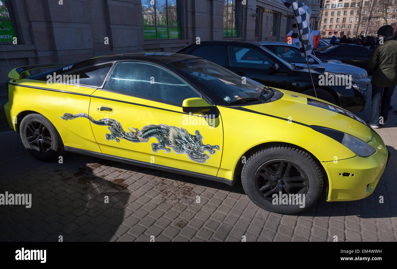 San Pietroburgo, Russia - 11 Aprile 2015: Giallo in stile sportivo Toyota Celica con dragon pittura sta parcheggiato sulla città str Foto Stock