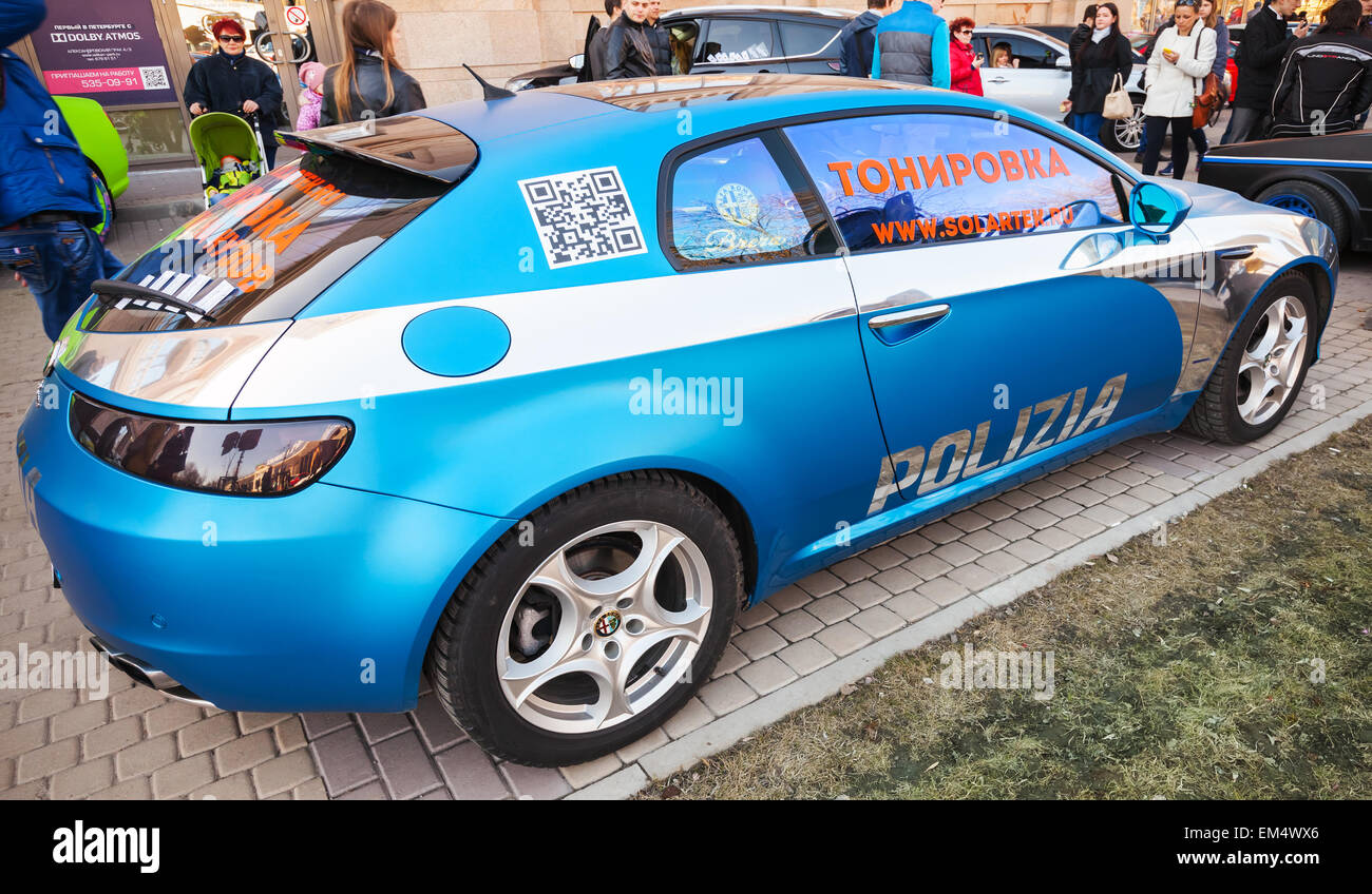 San Pietroburgo, Russia - 11 Aprile 2015: Blu Afla Romeo Brera auto con dipinti di argento elementi e forze di polizia etichetta di testo Foto Stock