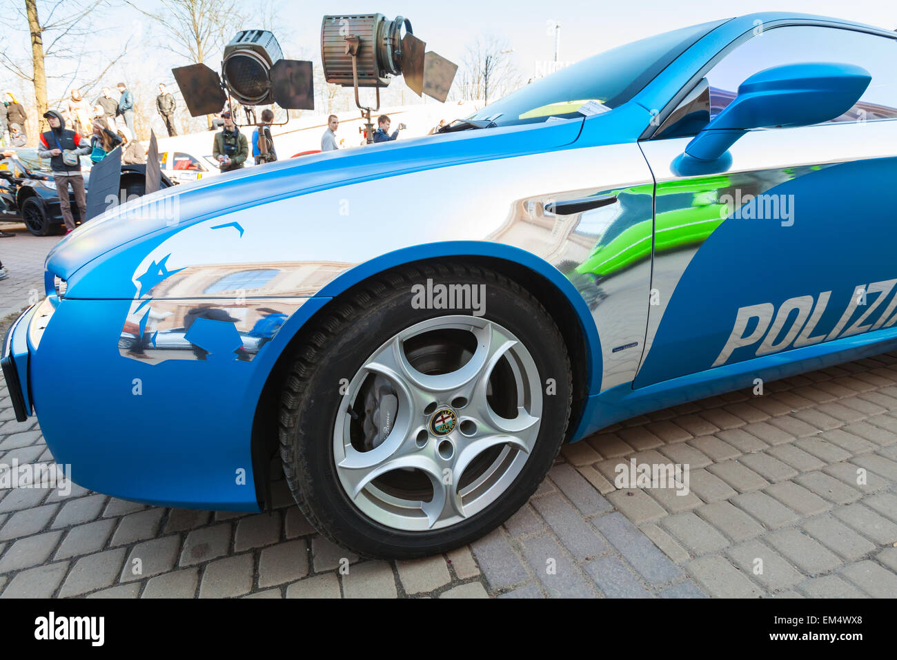 San Pietroburgo, Russia - 11 Aprile 2015: Blu Afla Romeo Brera auto con dipinti di argento di linee e di polizia etichetta di testo Foto Stock