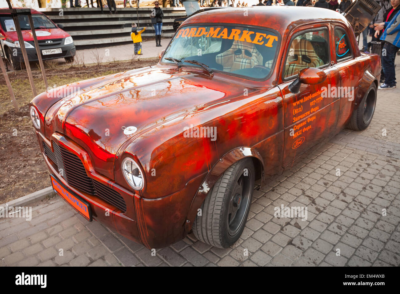 San Pietroburgo, Russia - 11 Aprile 2015: piccoli di colore rosso brillante Ford Zephyr 1955 con auto tuning e aggressiva di design per lo sport sta Foto Stock