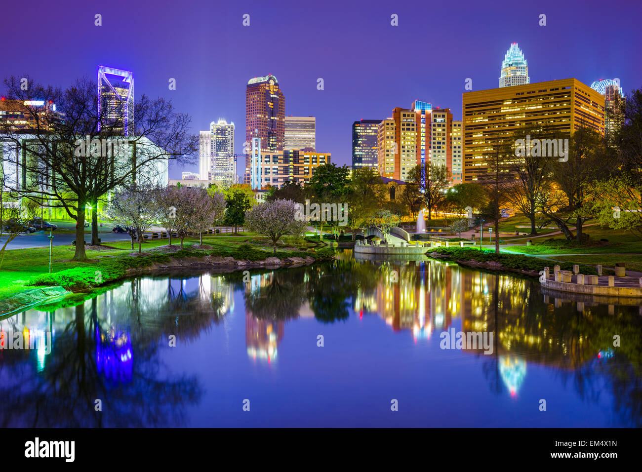 Charlotte, North Carolina, Stati Uniti d'America skyline del centro presso il Marshall Park. Foto Stock