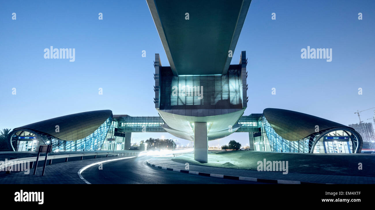 Metropolitana moderna stazione ferroviaria di notte in Dubai Emirati Arabi Uniti Foto Stock