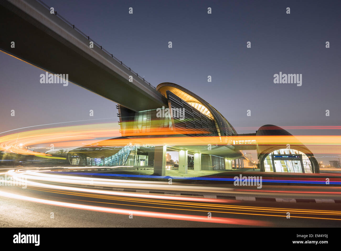 Metropolitana moderna stazione ferroviaria di notte in Dubai Emirati Arabi Uniti Foto Stock
