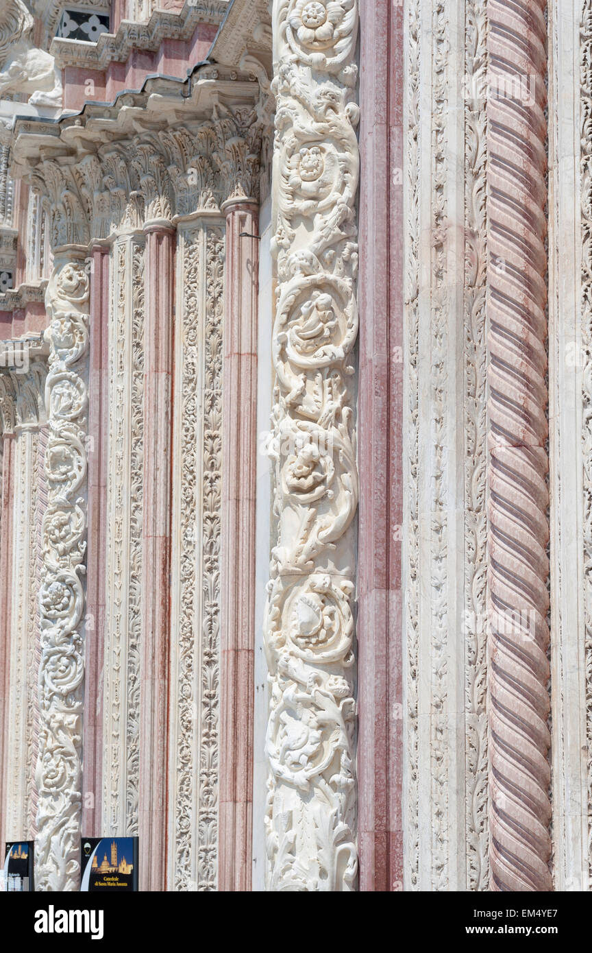 Cattedrale di Siena, vista di dettaglio della scrollwork e la realizzazione delle scanalature sui pilastri colorato dell'ingresso est del Duomo, Siena, Toscana, Italia Foto Stock