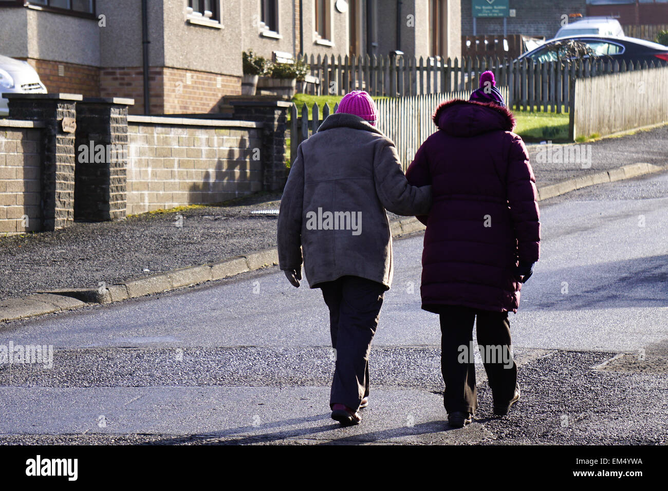 Signora anziana e figlia camminando sulla strada Foto Stock