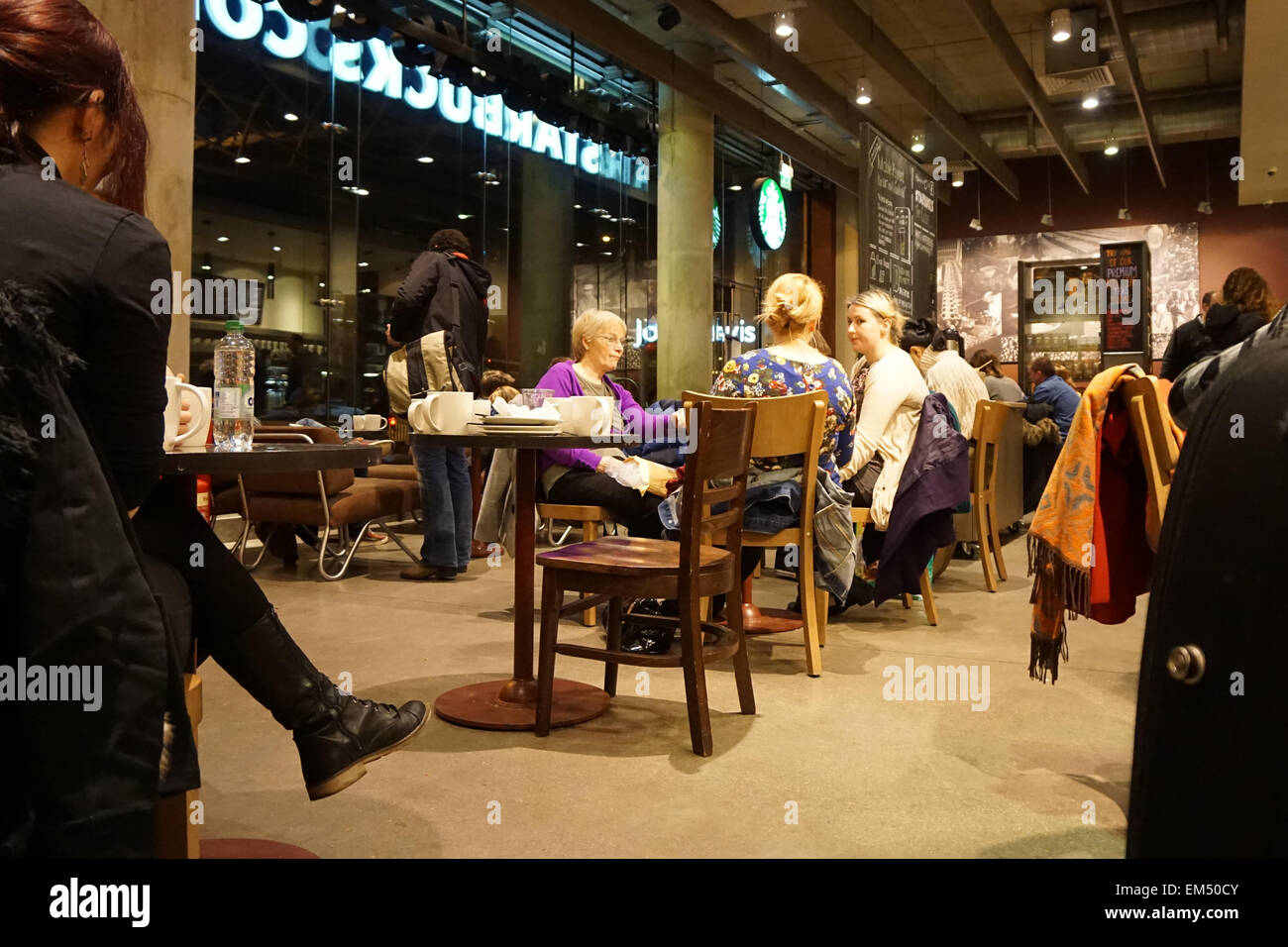 Persone in Cafe Foto Stock