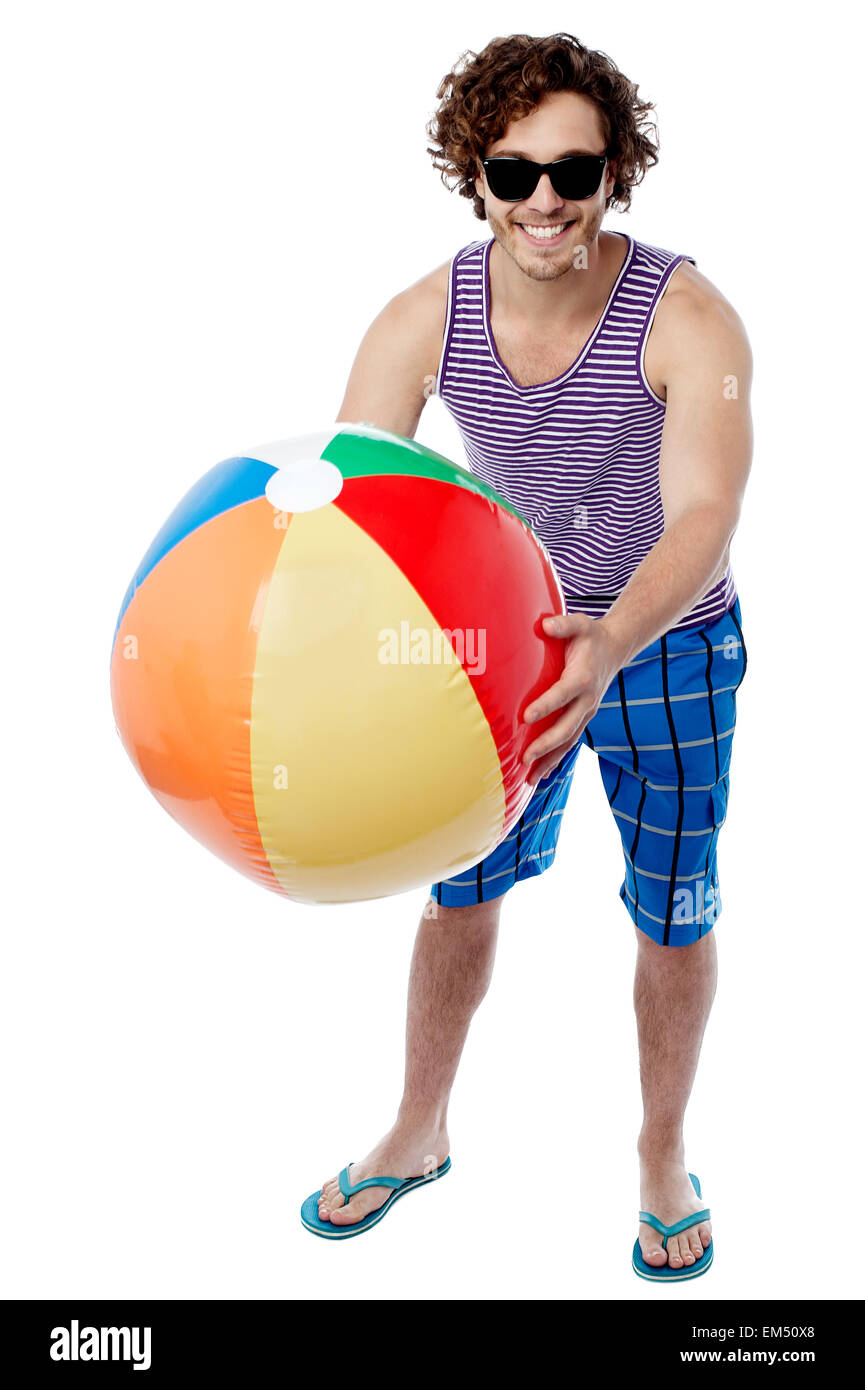 Uomo con un colorato grande palla spiaggia Foto Stock