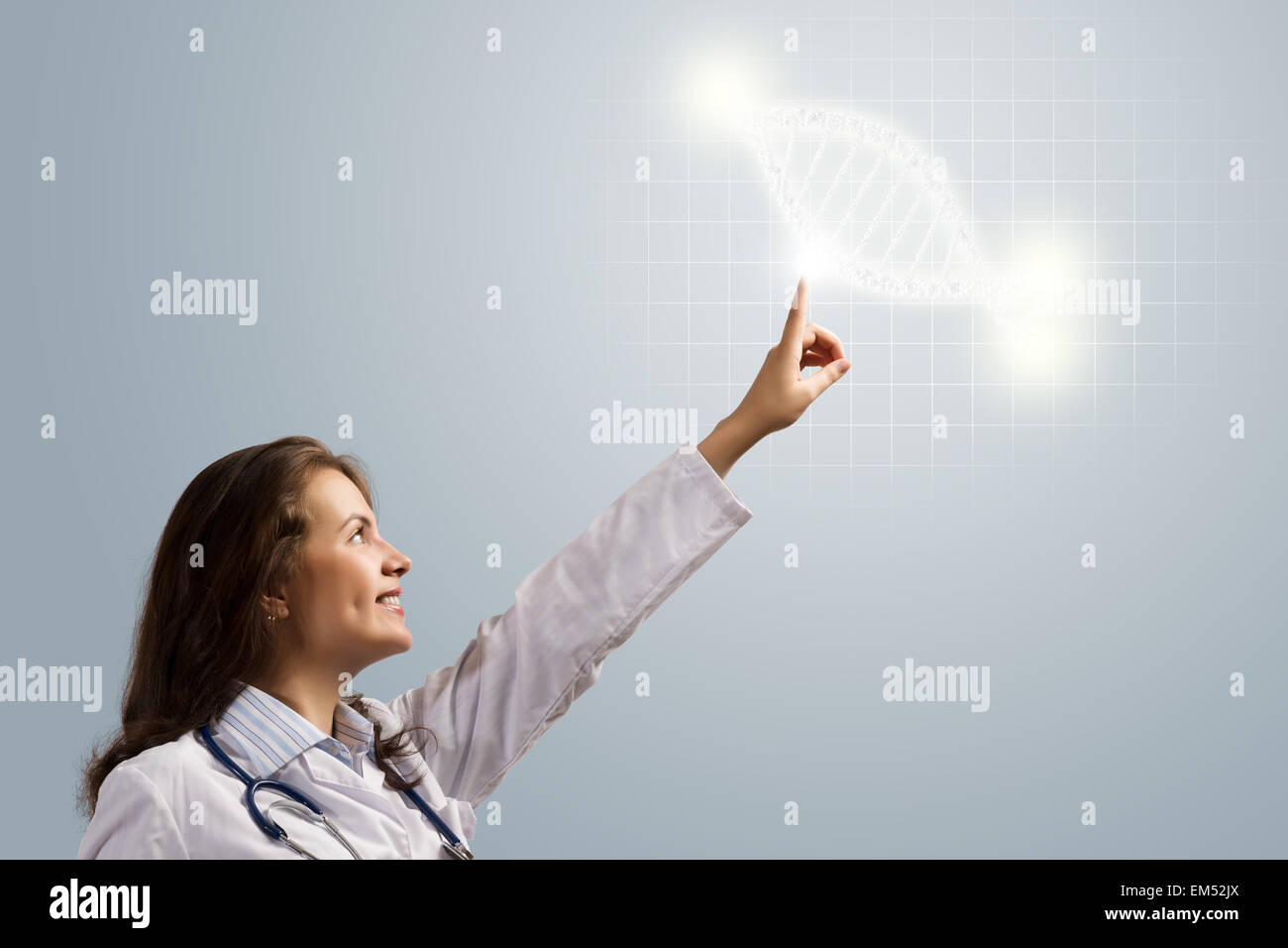 Giovane donna medico dito incandescente simbolo del DNA Foto Stock