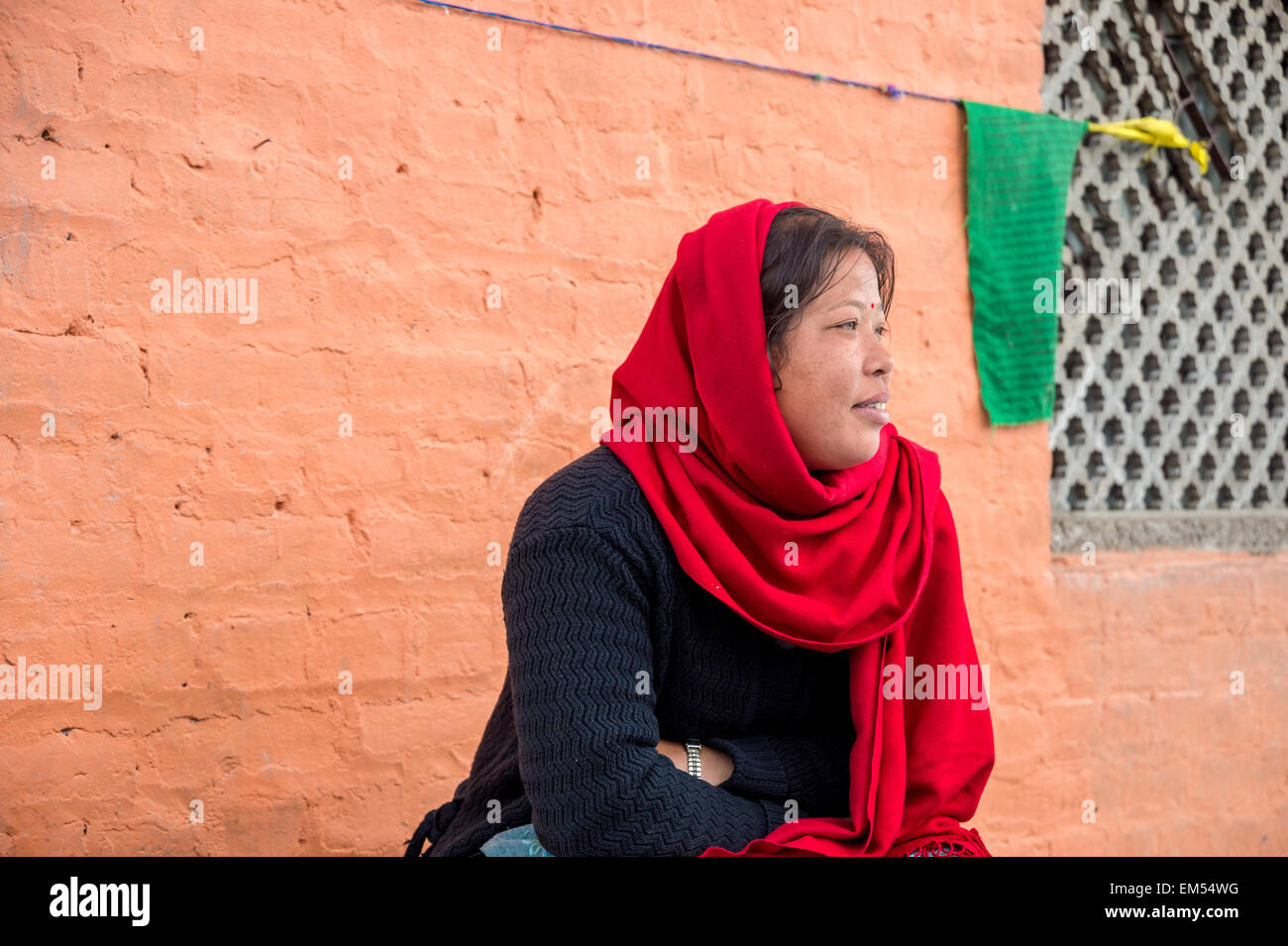 Il nepalese donna con sciarpa rossa in Kathmandu Foto Stock