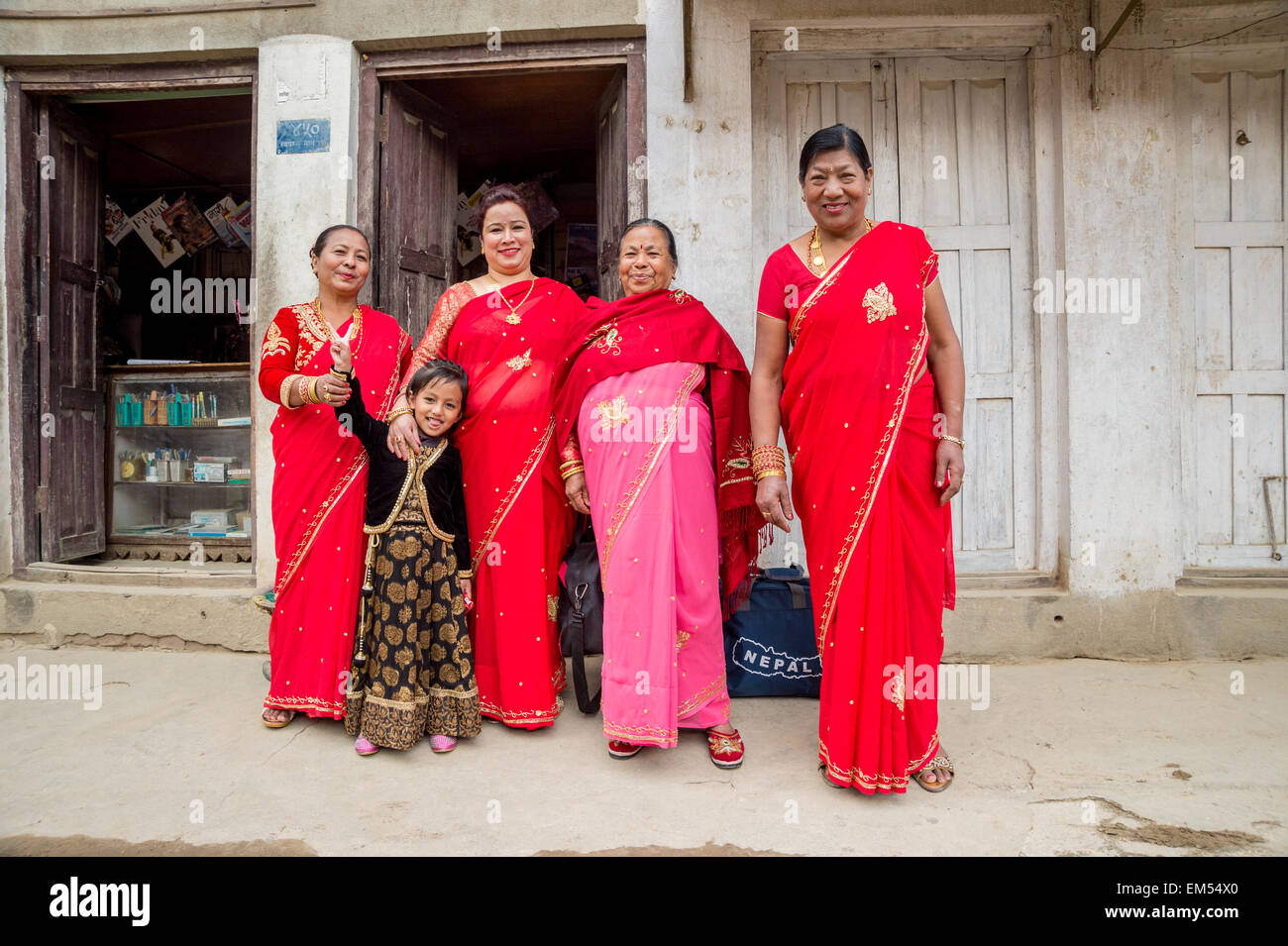 Un gruppo di donne prima di un matrimonio indiano Foto Stock