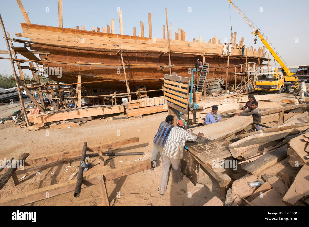 Costruzione di un tradizionale dhow di legno nave cargo in cantiere accanto al fiume Creek di Dubai Emirati Arabi Uniti Foto Stock