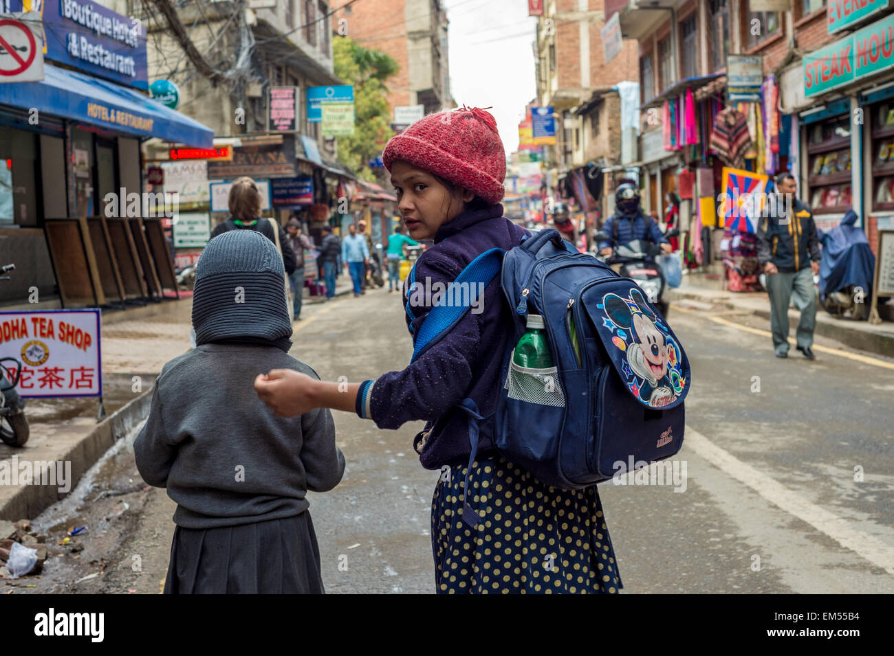 Due ragazze di tornare a casa dopo la Scuola in Kathmandu Foto Stock