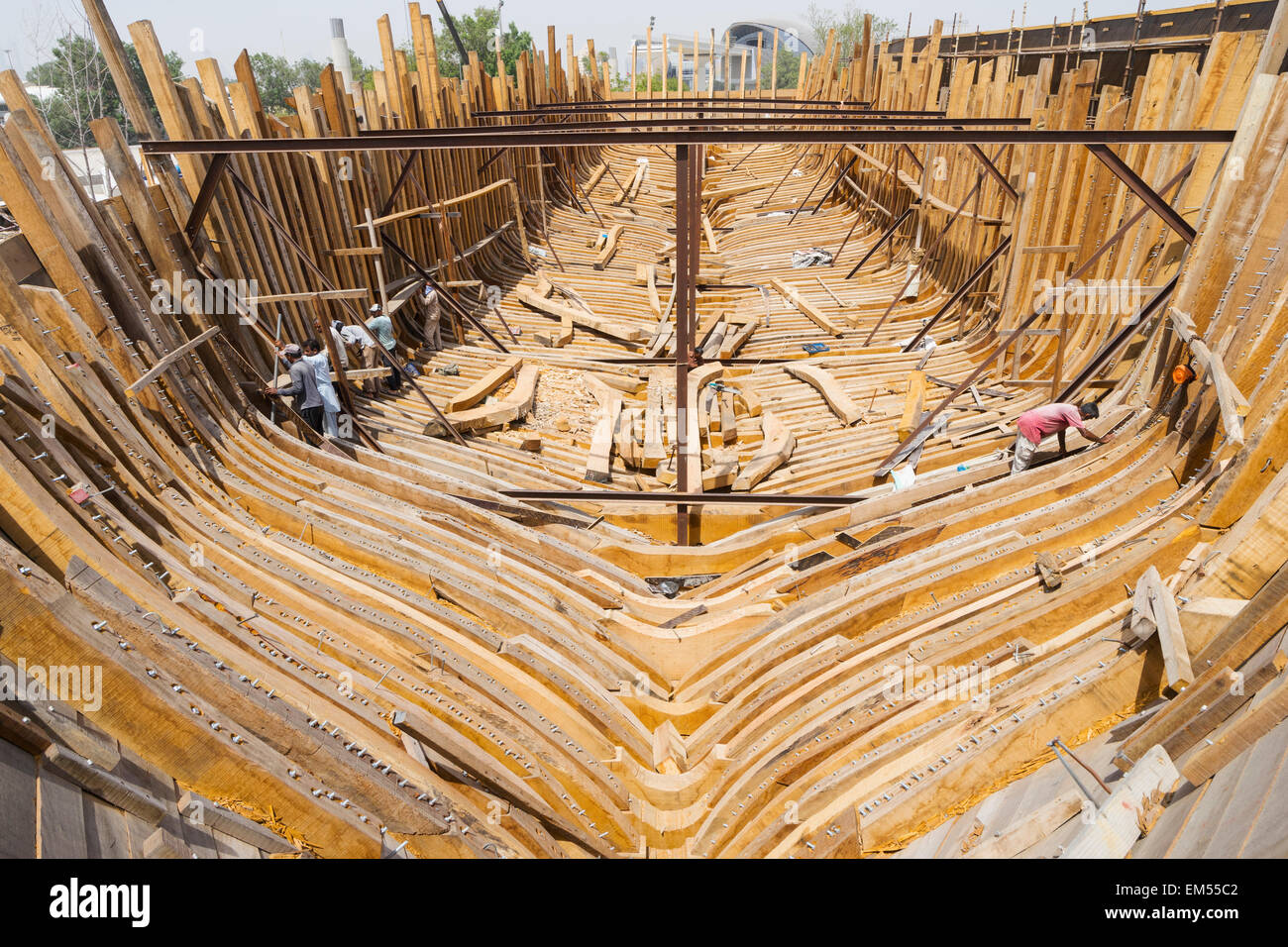 Costruzione di un tradizionale dhow di legno nave cargo in cantiere accanto al fiume Creek di Dubai Emirati Arabi Uniti Foto Stock