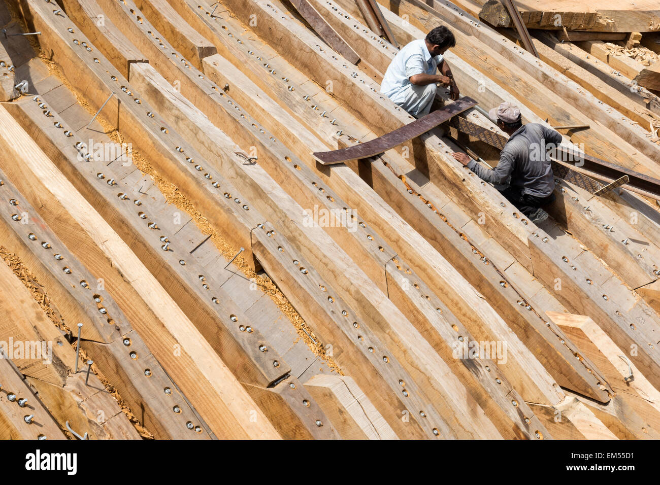 Costruzione di un tradizionale dhow di legno nave cargo in cantiere accanto al fiume Creek di Dubai Emirati Arabi Uniti Foto Stock