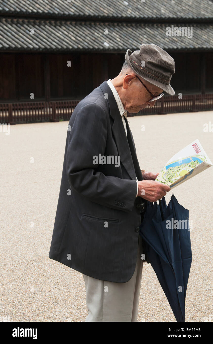 Senior uomo che guarda la mappa; Tokyo, Giappone Foto Stock