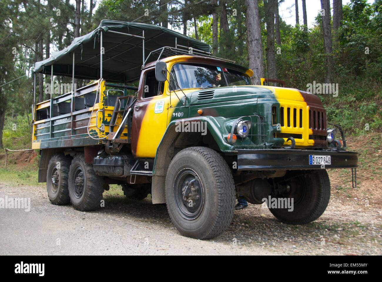 Il vecchio camion dell'esercito sovietico ZIL-131 usava per portare i turisti Gli altopiani cubani Foto Stock
