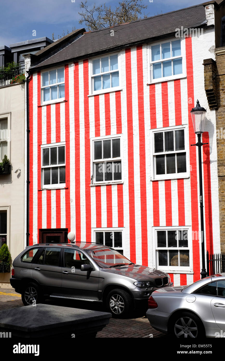 Una vista generale di una casa di città dipinta a strisce rosse e bianche Foto Stock
