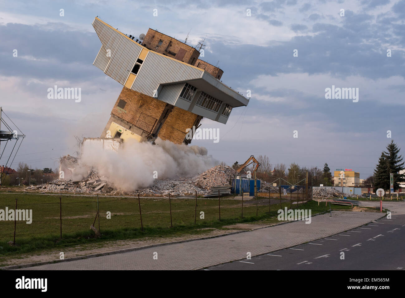 Lubin, Polonia. 16 Aprile, 2015. Esplodere il vecchio edificio del club di calcio Zaglebie Lubin Credito: Piotr Dziurman/Alamy Live News Foto Stock