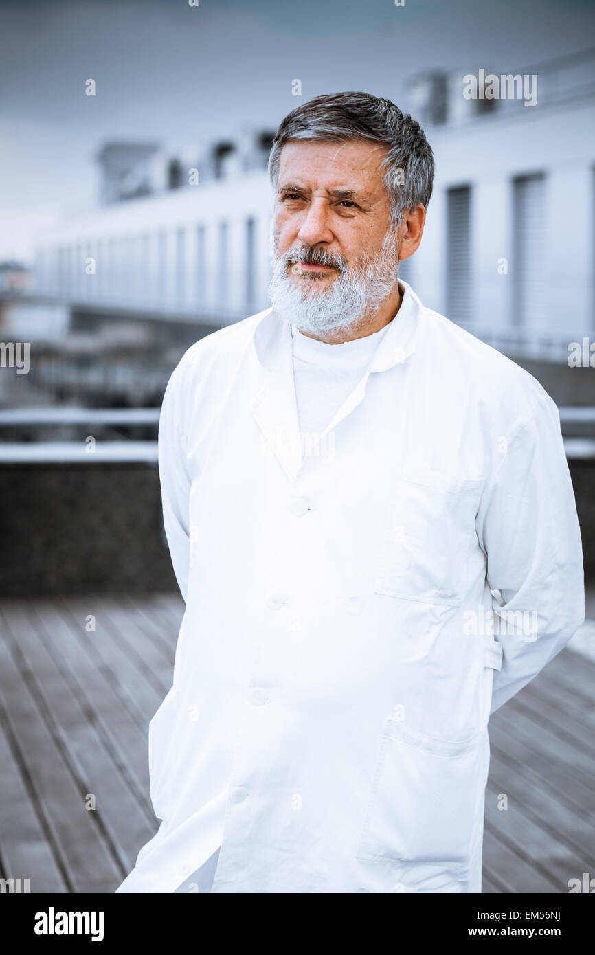 Dottore in piedi sul tetto Foto Stock