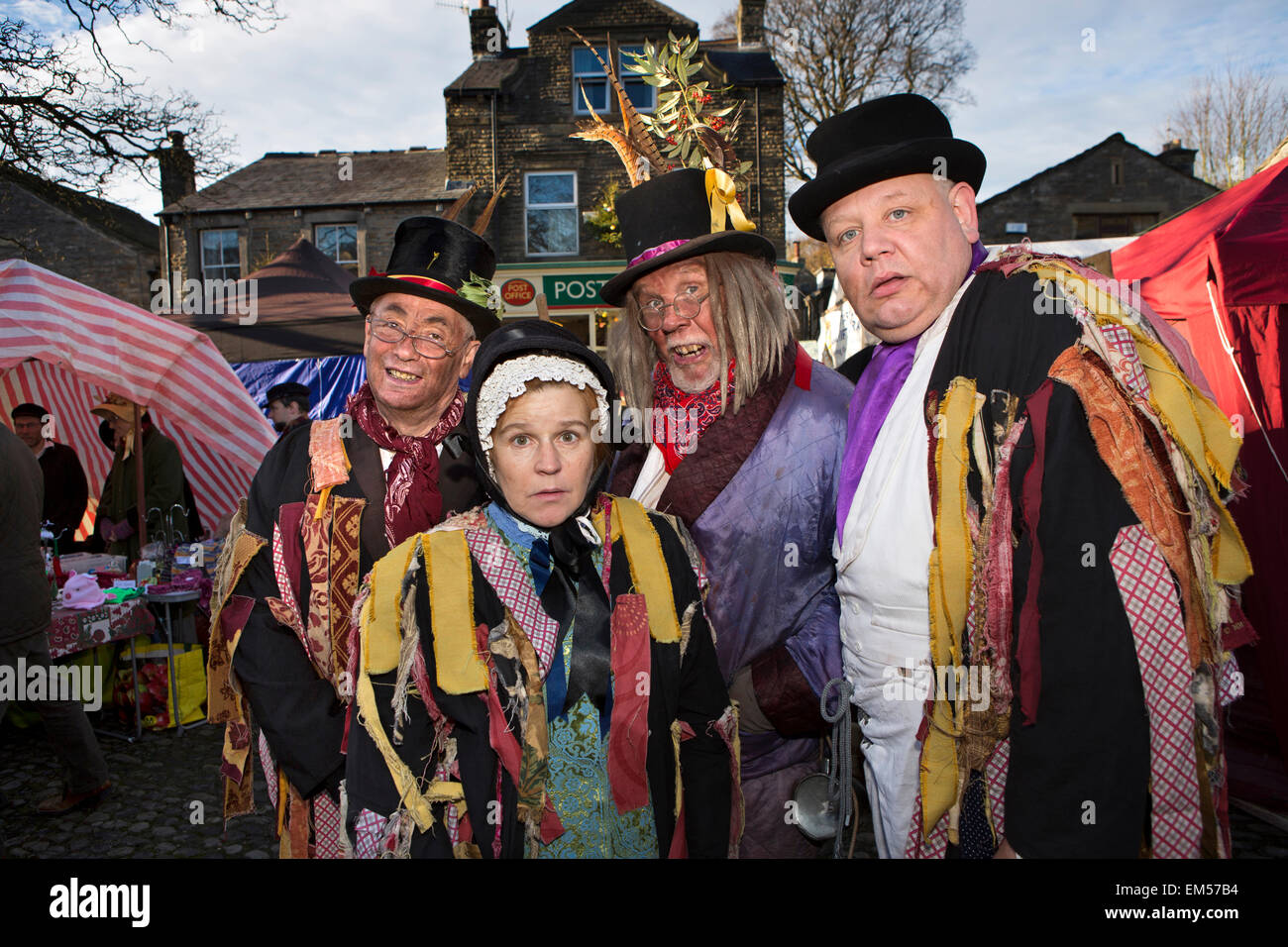 Regno Unito, Inghilterra, Yorkshire, Grassington, Dickensian Festival, mummers di Penny Plain Theatre Company Foto Stock