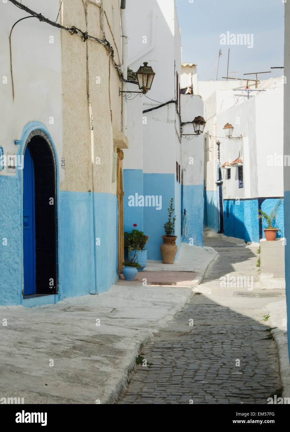 Edifici dipinti in bianco e blu nella città vecchia; Rabat, Marocco Foto Stock