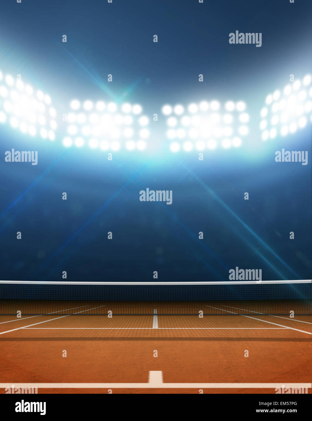 Un campo da tennis in un'arena con una marcata arancione superficie di argilla durante la notte sotto washer illuminato Foto Stock