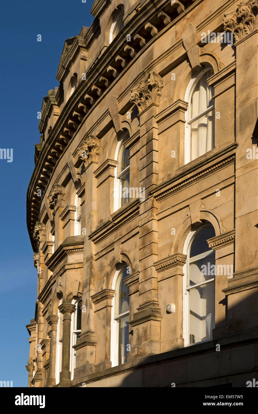 Regno Unito, Inghilterra, Yorkshire, Harrogate, James Street, elegante color miele architettura in pietra Foto Stock