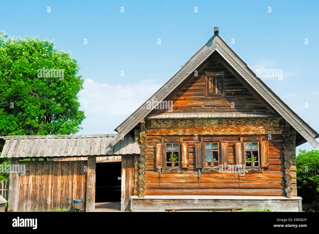 Casa di villaggio con un piccolo cortile. Foto Stock